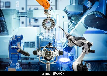 Automazione industriale robotica che lavora con parti auto su fabbrica intelligente, su fondo di colore di tonalità blu macchina, Industry 4.0 e concetto ai Foto Stock