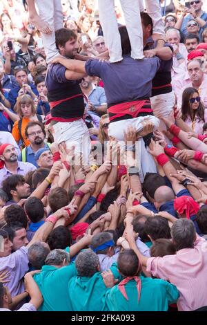 Tarragona, Spagna, 19 settembre 2019 - i Castelli rivali costruiscono la torre umana comune Foto Stock