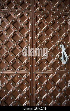 Lleida, Spagna, 1 maggio 2020 - le porte medievali in legno della cattedrale di la Seu Vella Foto Stock