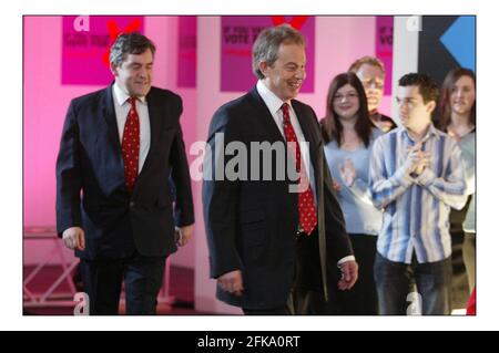 Tony Blair, Gordon Brown e Patricia Hewitt lanciano una campagna per i poster delle elezioni nel centro di Islington Design di Londra Today.pic David Sandison 28/4/2005 Foto Stock