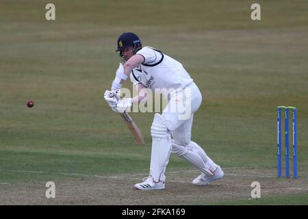 CHESTER LE STREET, REGNO UNITO. 29 APRILE Warwickshire's Liam Norwell batting durante il County Cricket Club e il Warwickshire County Cricket Club a Emirates Riverside, Chester le Street giovedì 29 Aprile 2021. (Credit: Mark Fletcher | MI News) Credit: MI News & Sport /Alamy Live News Foto Stock