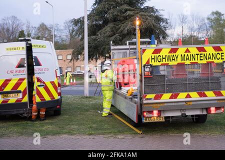 I tecnici del team di manutenzione delle autostrade si preparano per lavori di ingegneria notturna, per la ristrutturazione di strade su London Road, Kent, A224 Foto Stock