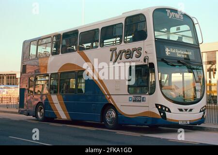 Bolton, UK - Febbraio 2021: Un autobus a due piani operato da Tirers alla stazione ferroviaria di Bolton per il servizio di sostituzione ferroviario. Foto Stock