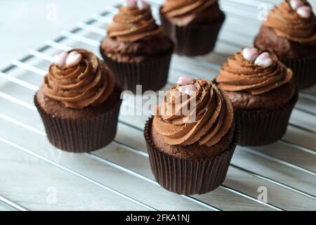 Gustosi dolci fatti in casa per muffin di compleanno al forno. Yummy prodotti da forno male per la figura. Dolci malsani. Festa di natale, festa delle mamme delle donne, val felice Foto Stock