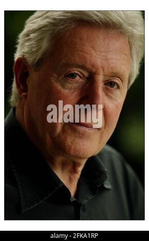 Michael Aspel a casa nella zona ovest di Londra.pic David Sandison 30/4/2004 Foto Stock