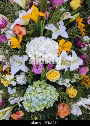 Scatto verticale di un bouquet di vari colori e vibranti fiori Foto Stock