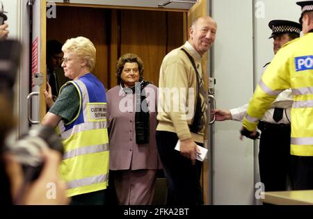 La famiglia Low torna dall'orrore di essere tenuta in ostaggio nel Teatro di Mosca. Arrivarono a Heathrow alle 7.00 di sera. Madre Sidika e padre Peter.28 ottobre 2002 foto Andy Paradise Foto Stock