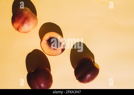 alberi di pesca su sfondo giallo Foto Stock