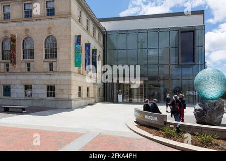 ASHEVILLE, NC, USA-25 APRILE 2021: 6 persone al di fuori del Museo Asheville Ar, accanto alla grande arte della palla blu. Foto Stock