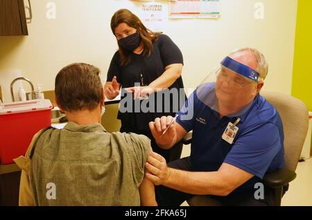 Berkeley, Stati Uniti. 29 Apr 2021. L'interprete del linguaggio dei segni Angellca Bechtold, comunica con il paziente Richard Boel mentre riceve un vaccino Covid-19, dal paramedico Mark Koch al St. Louis County Department of Health di Berkeley, Missouri, giovedì 29 aprile 2021. La contea di St. Louis con l'aiuto di interpreti ha dato a nove persone il colpo Pfizer che sono non udenti. Photo by Bill Greenblatt/UPI Credit: UPI/Alamy Live News Foto Stock