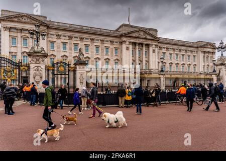 Persone fuori Buckingham Palace dopo la morte del principe Filippo (il duca di Edimburgo), Londra, Regno Unito. Foto Stock