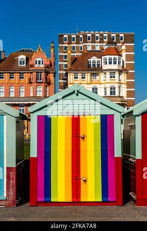 Un colorato rifugio sulla spiaggia di Hove Seafront, Brighton, East Sussex, Regno Unito. Foto Stock