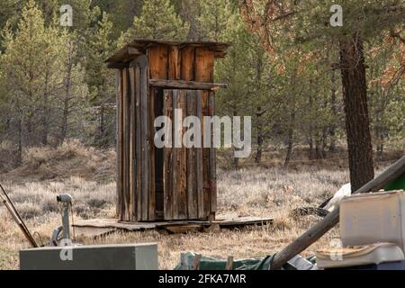 Un vecchio edificio sorge da solo su una cascina abbandonata nella rurale contea di Klamath, Oregon. Foto Stock