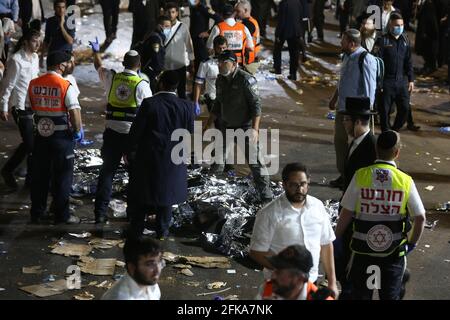 Meron, Israele. 30 Aprile 2021. I soccorritori lavorano sul sito di un incidente di spampede a Mount Meron, Israele, 30 aprile 2021. Un apparente baluardi si è verificato in un festival israeliano sovraffollato dopo la mezzanotte di giovedì, causando decine di vittime, i media locali hanno riferito. La tragedia, che è accaduto nel nord di Israele, ha causato 50 feriti e circa 20 in condizioni critiche, e molte persone sono temute morti, il Haaretz ha citato quotidianamente il servizio di ambulanza israeliano Magen David Adom come stima. Credit: Xinhua/Alamy Live News Foto Stock