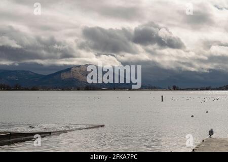 Le nuvole si radunano su Stukel Mountain accanto al lago Ewauna a Klamath Falls, Oregon. Foto Stock