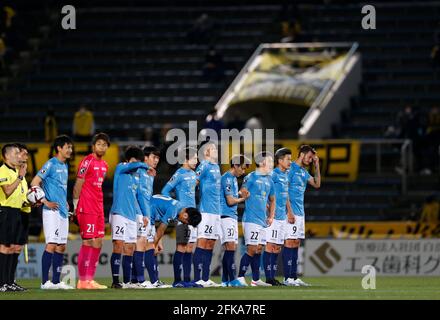 Stadio di calcio NHK Spring Mitsuzawa, Kanagawa, Giappone. 28 Apr 2021. FC/Yokohama FC team group (Yokohama FC), 28 aprile 2021 - Calcio : 2021 J. League YBYBC Levain Cup Group Stage match tra Yokohama FC 2-0 Kashiwa Reysol allo stadio NHK Spring Mitsuzawa Football Stadium, Kanagawa, Giappone. Credit: AFLO/Alamy Live News Foto Stock