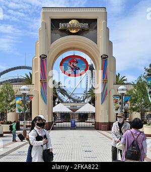 La gente scatta foto di fronte agli Universal Studios Japan di Osaka, Giappone, il 25 aprile 2021. Gli Universal Studios Japan chiusi temporaneamente inizieranno dal 25 aprile e rimarranno fino alla revoca della richiesta da parte del Giappone e del governo di Osaka. Foto Stock