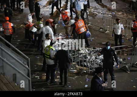 Meron, Israele. 30 Aprile 2021. I soccorritori lavorano sul sito di un incidente di spampede a Mount Meron, Israele, 30 aprile 2021. Un apparente baluardi si è verificato in un festival israeliano sovraffollato dopo la mezzanotte di giovedì, causando decine di vittime, i media locali hanno riferito. La tragedia, che è accaduto nel nord di Israele, ha causato 50 feriti e circa 20 in condizioni critiche, e molte persone sono temute morti, il Haaretz ha citato quotidianamente il servizio di ambulanza israeliano Magen David Adom come stima. Credit: Xinhua/Alamy Live News Foto Stock