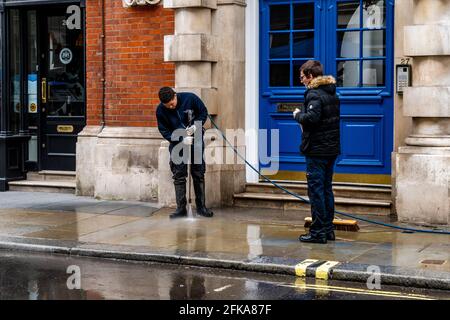 Un Street Cleaner che lavora nel centro di Londra, Londra, Regno Unito. Foto Stock