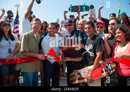 Il sindaco di Los Angeles Antonio Villaraigosa taglia il nastro per aprire ufficialmente il Venice Beach Skate Park a Los Angeles, California, USA. Foto Stock