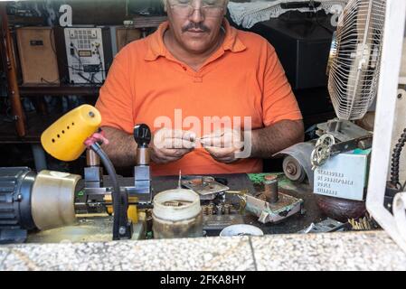 Fabbro che lavora nella sua scrivania. L'inizio di piccole imprese private a Cuba. Anno 2016 Foto Stock