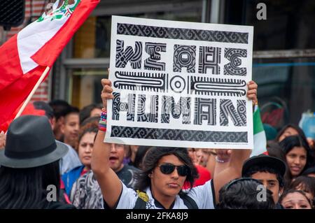 Un uomo ha un segno "We are Human" durante un rally di maggio nel centro di Los Angeles nel 2009. Foto Stock