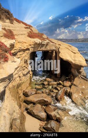 Grotte costiere a La Jolla Cove nella California del sud in estate in una giornata di sole Foto Stock