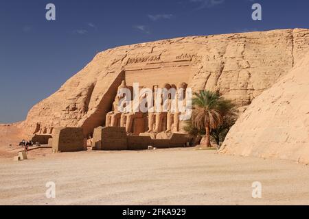 Grande Tempio di Ramses II con cielo blu ad Abu Simbel, Egitto Foto Stock