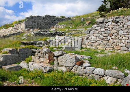 Rovine di pietra dell'antica Thera sulla montagna Messavouno con cielo blu, Santorini, Grecia Foto Stock