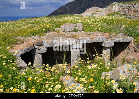 Rovine di pietra dell'antica Thera sulla montagna Messavouno con cielo blu, Santorini, Grecia Foto Stock