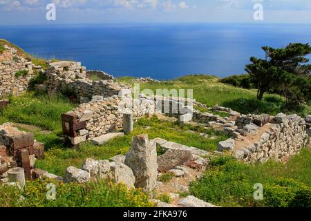 Rovine di pietra dell'antica Thera sulla montagna Messavouno con cielo blu, Santorini, Grecia Foto Stock