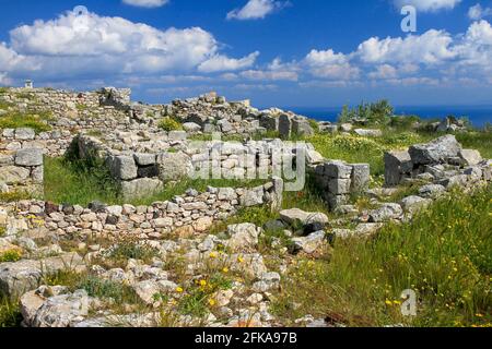 Rovine di pietra dell'antica Thera sulla montagna Messavouno con cielo blu, Santorini, Grecia Foto Stock