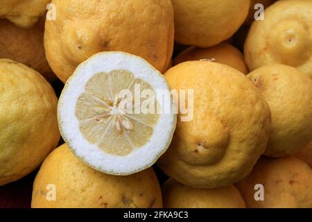 Primo piano di limone affettato su mucchio di limoni luminosi, Roma, Italia Foto Stock