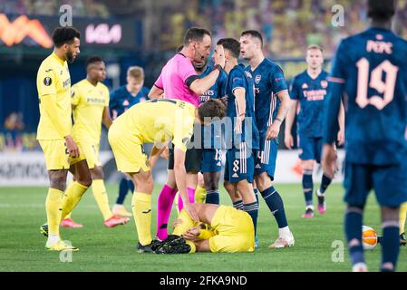 Villarreal, Spagna. 29 Apr 2021. Artur Soares Dias arbitro ed Etienne Capoue, Pau Francisco Torres, Dani Parejo di Villarreal CF e Daniel Ceballos Fernandez, Granit Xhaka di Arsenal FC React durante la prima partita di calcio della prima tappa della UEFA Europa League tra Villarreal e Arsenal a Estadio de la Ceramica.(Punteggio finale; Villarreal CF 2:1 Arsenal FC ) Credit: SOPA Images Limited/Alamy Live News Foto Stock