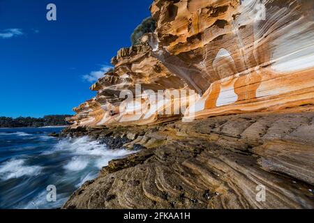 Scogliere dipinte a Maria Island Foto Stock