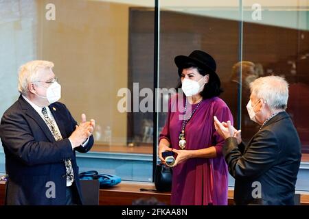 Malaga, Spagna. 29 Apr 2021. (Da L a R) Jose Manuel Cabra de Luna (presidente), Aurora Luque e Jose Infante Martos (segretario) partecipano all'atto di inaugurazione come Accademico del poeta Aurora Luque alla reale Accademia di Belle Arti di San Telmo a Malaga. La cerimonia si è tenuta al Museo de Malaga a Malaga. Credit: SOPA Images Limited/Alamy Live News Foto Stock