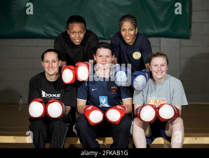 Boxing della donna per le Olimpiadi di Londra. BACK ROW L-R NATASHA JONAS, HANNA BEHANNAH, FROUNT L-R LUCY O'CONNOR, SAVANNAH MARSHAL E SHARON HOLFORD. 3/8/09. IMMAGINE DAVID ASHDOWN Foto Stock