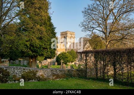 Chiesa di San kenelm nel tardo pomeriggio luce solare di primavera. Minster Lovell, Oxfordshire, Inghilterra Foto Stock