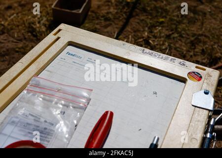 Norddorf, Germania. 28 Apr 2021. Un elenco trova è allegato a una base in legno. A Norddorf, ad Amrum, un team dell'Ufficio Archeologico dello Stato di Schleswig-Holstein sta scavando un tumulo di sepoltura con il nome proprio Frisone 'Naiarhuuch' (Norddorf LA 12) prima di un progetto di costruzione. I lavori sono previsti per il mese di maggio 2021. Credit: Frank Molter/dpa/Alamy Live News Foto Stock