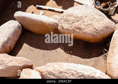 Norddorf, Germania. 28 Apr 2021. Pietre che giacciono in un luogo della tomba. A Norddorf, ad Amrum, un team dell'Ufficio Archeologico dello Stato di Schleswig-Holstein sta scavando un tumulo di sepoltura con il nome proprio Frisone 'Naiarhuuch' (Norddorf LA 12) prima di un progetto di costruzione. I lavori sono previsti per il mese di maggio 2021. Credit: Frank Molter/dpa/Alamy Live News Foto Stock