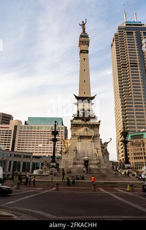 Indianapolis, IN - 4 aprile 2021: Il monumento ai soldati e ai marinai dello stato dell'Indiana sul cerchio dei Monument a Indianapolis, IN Foto Stock