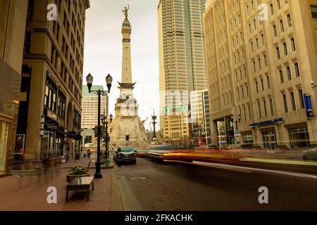 Indianapolis, IN - 4 aprile 2021: Il monumento ai soldati e ai marinai dello stato dell'Indiana sul Monument Circle di Indianapolis, IN con sfocatura del movimento Foto Stock