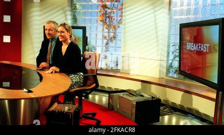 PHOTOCALL PER I PRESENTATORI DEL NUOVO SHOW MATTUTINO DELLA BBC CHIAMATO 'BREAKFAST' CHE SOSTITUIRÀ 'BREAKFAST NEWS'. FOTO SCATTATE SUL SET.JEREMY BOWEN E SOPHIE RAWORTH (VISTO IN PIC) SONO TRA I TEAM, E PRESENTERANNO LO SPETTACOLO DAL LUNEDÌ AL GIOVEDÌ Foto Stock
