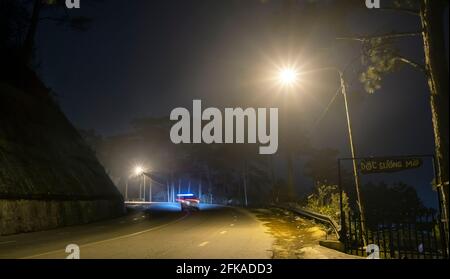 La vista notturna della strada di passaggio è scritta in Vietnamita "nebbia" con magici semafori e traffico sentieri che rendono la notte più bella Foto Stock