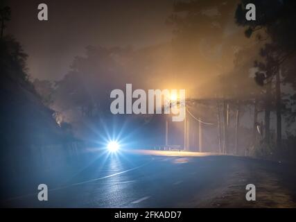 La vista notturna della strada di passaggio è scritta in Vietnamita "nebbia" con magici semafori e traffico sentieri che rendono la notte più bella Foto Stock