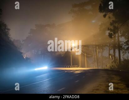 La vista notturna della strada di passaggio è scritta in Vietnamita "nebbia" con magici semafori e traffico sentieri che rendono la notte più bella Foto Stock