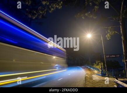 La vista notturna della strada di passaggio è scritta in Vietnamita "nebbia" con magici semafori e traffico sentieri che rendono la notte più bella Foto Stock