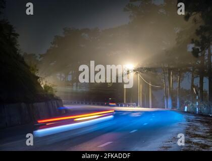 La vista notturna della strada di passaggio è scritta in Vietnamita "nebbia" con magici semafori e traffico sentieri che rendono la notte più bella Foto Stock
