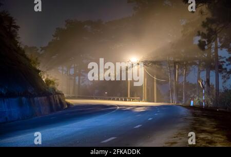 La vista notturna della strada di passaggio è scritta in Vietnamita "nebbia" con magici semafori e traffico sentieri che rendono la notte più bella Foto Stock