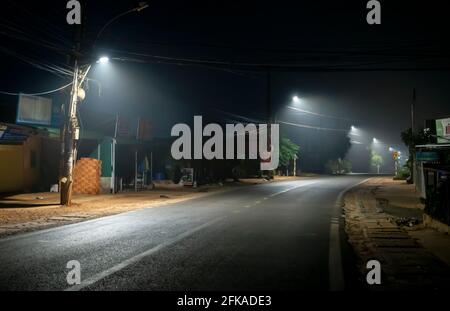 La vista notturna della strada di passaggio è scritta in Vietnamita "nebbia" con magici semafori e traffico sentieri che rendono la notte più bella Foto Stock